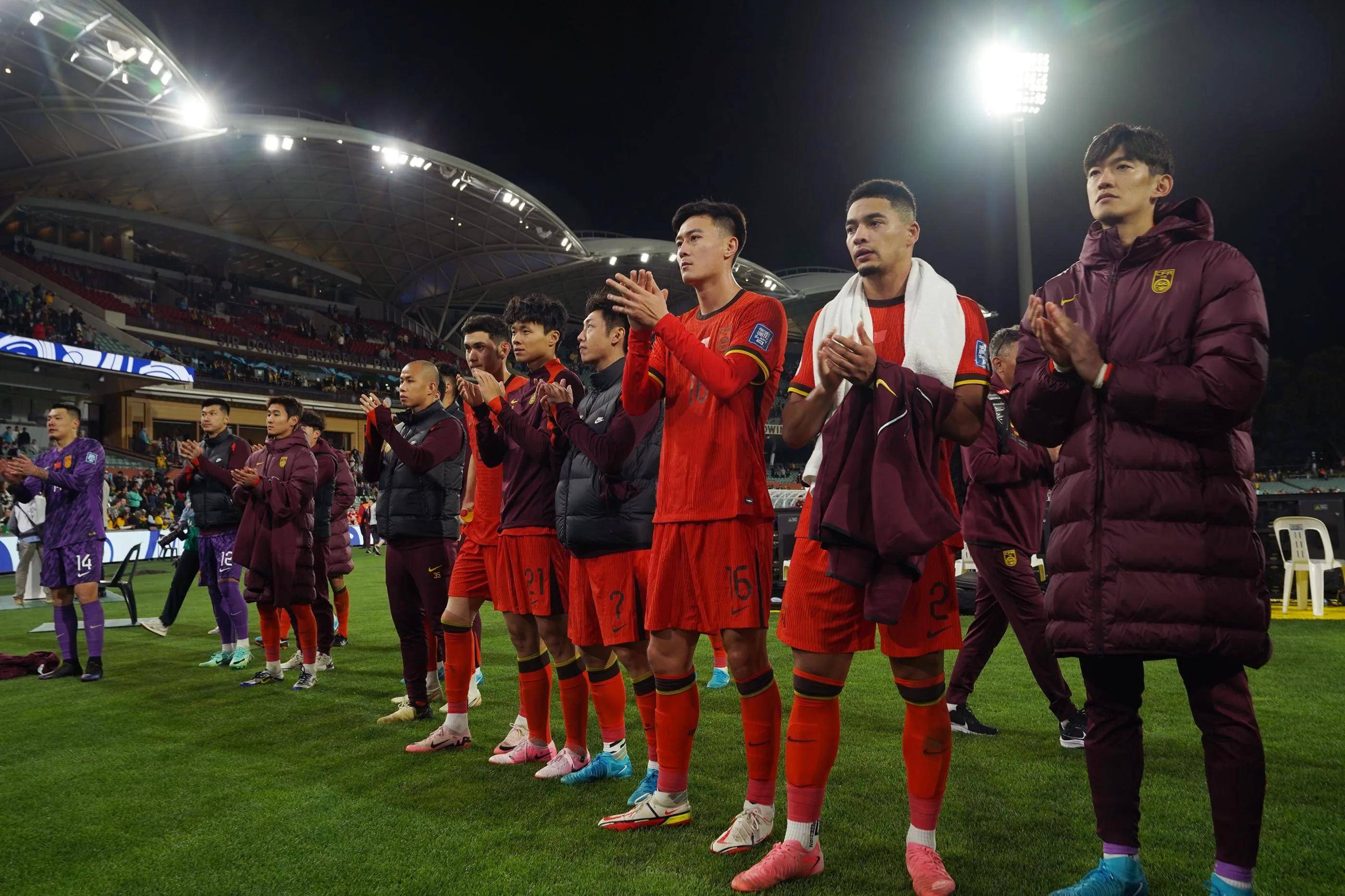 关于中国足球赛场新闻：球队备战冲刺季后赛的信息