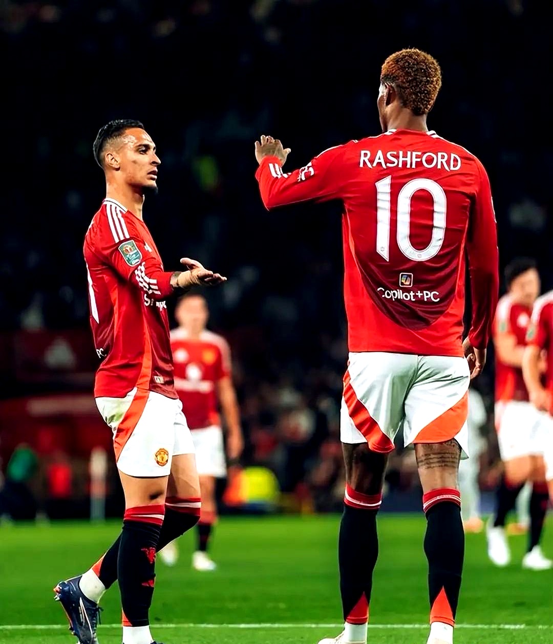 曼联主场击败曼市，重返领先地位