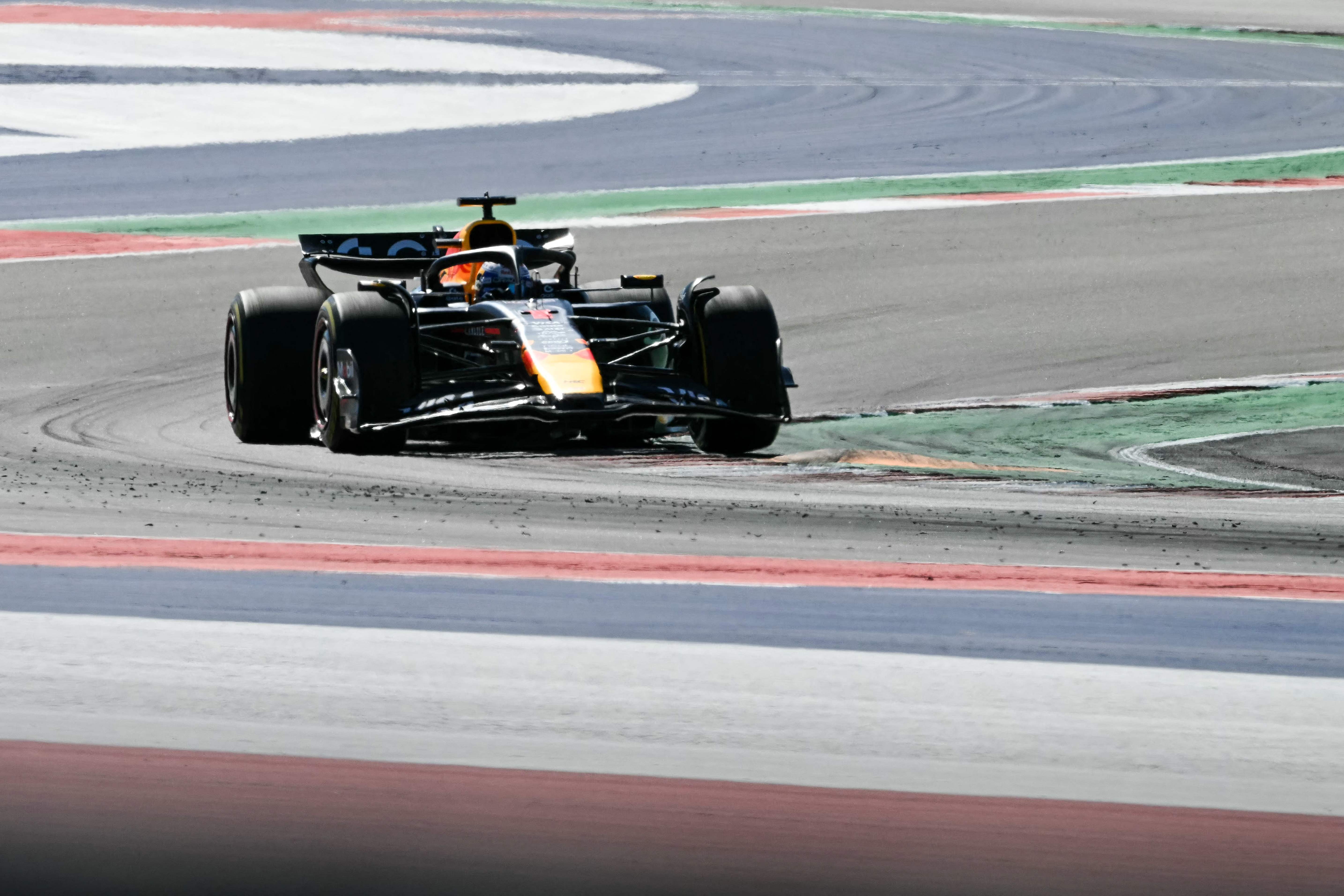 迈凯伦翻盘红牛车队，维斯塔潘统治全场的简单介绍