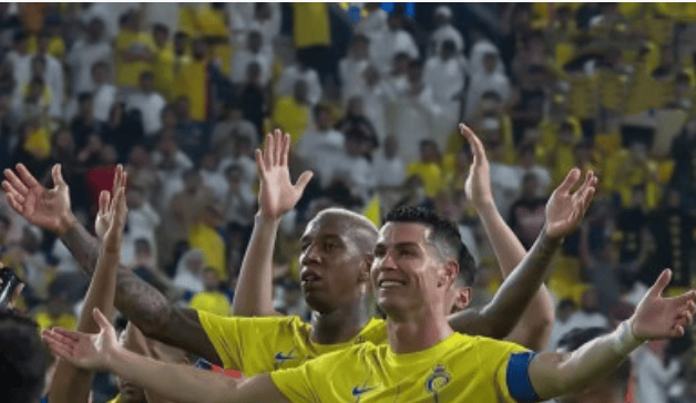 球队在比赛中发挥出色，赢得球迷喝彩