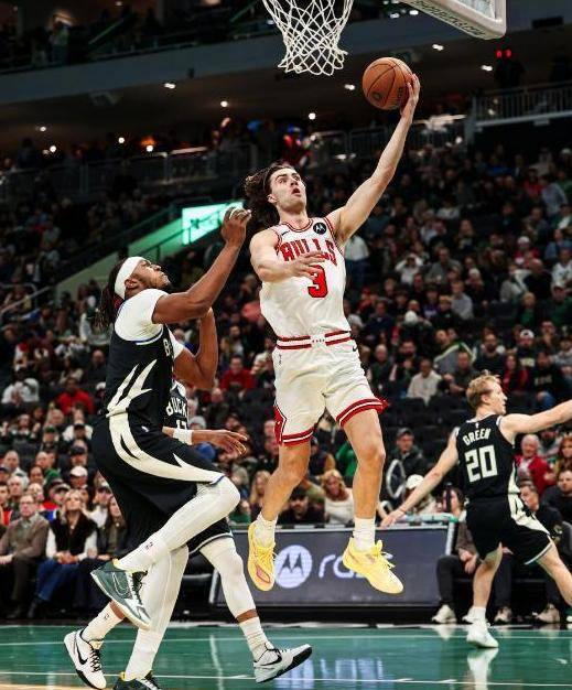 包含雄鹿B队完胜猛龙，加里纳利爆发神勇的词条