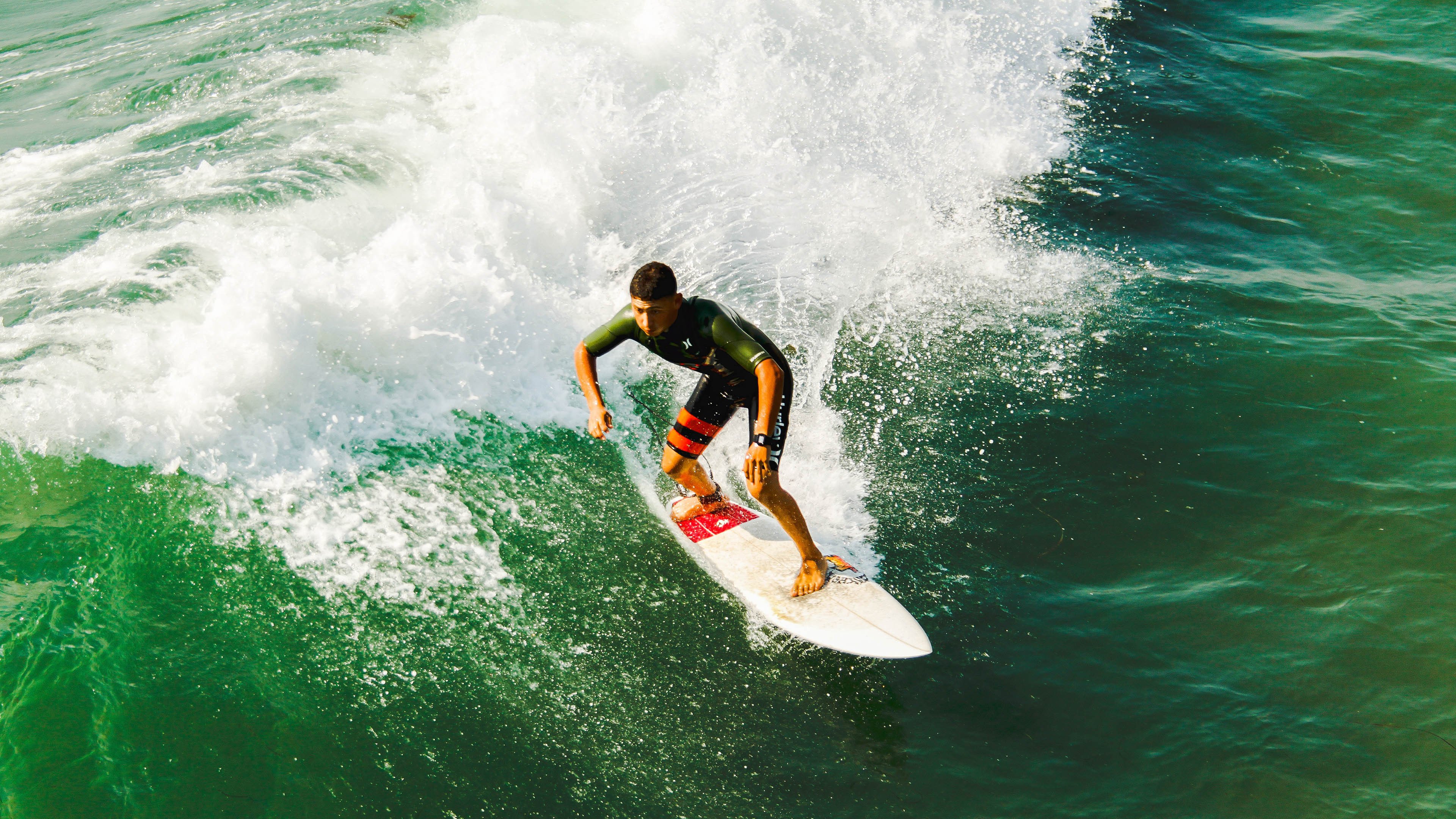 梅赛德斯逆转红牛二队，塞恩斯点燃赛场，一场技术与意志的胜利