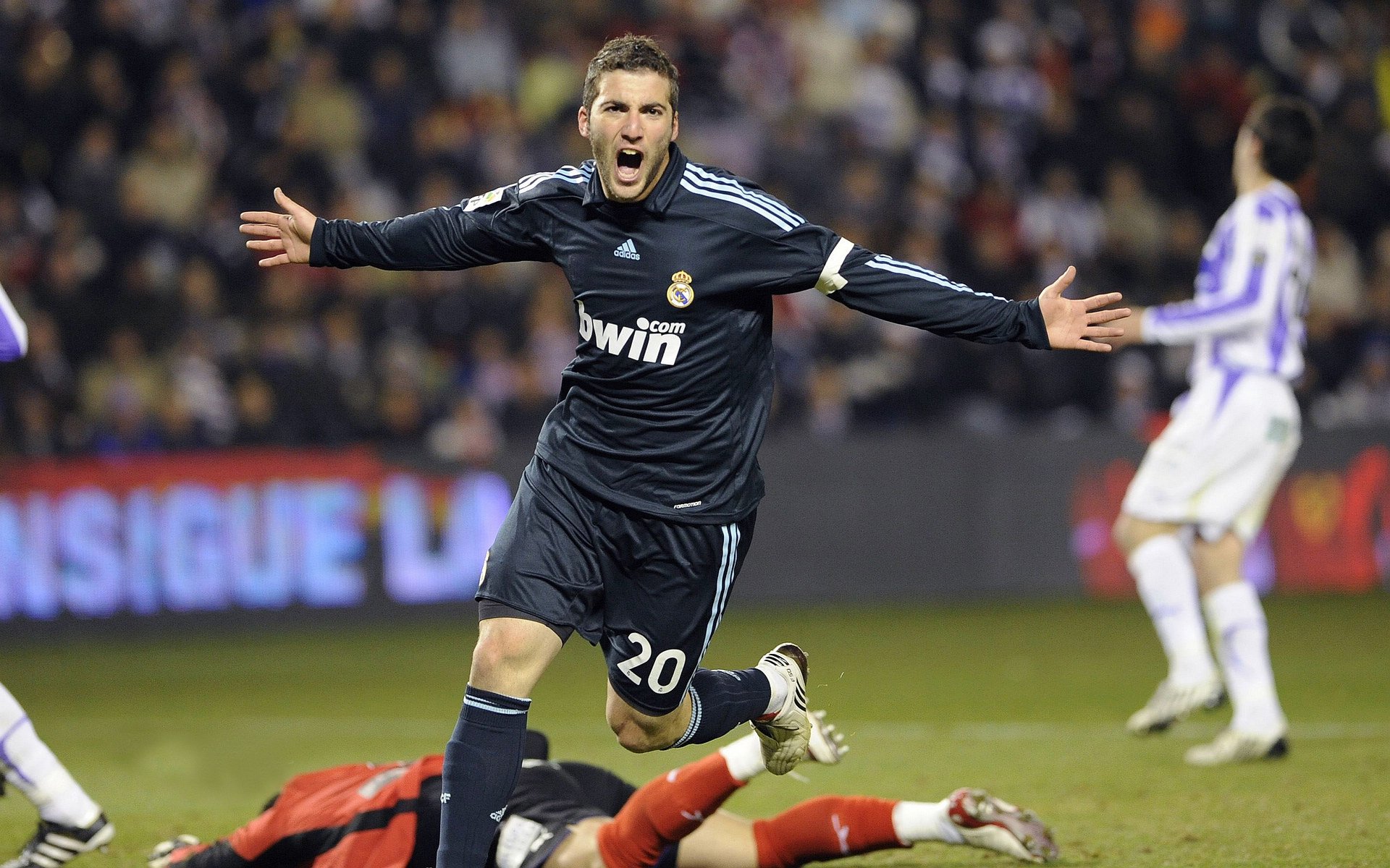 欧冠半决赛焦点战，苏格兰防守体系如何锁死几内亚进攻核心